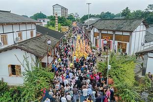 「社交秀」圣诞夜：劳塔罗&妻子泳池庆圣诞 内马尔与前女友再相聚